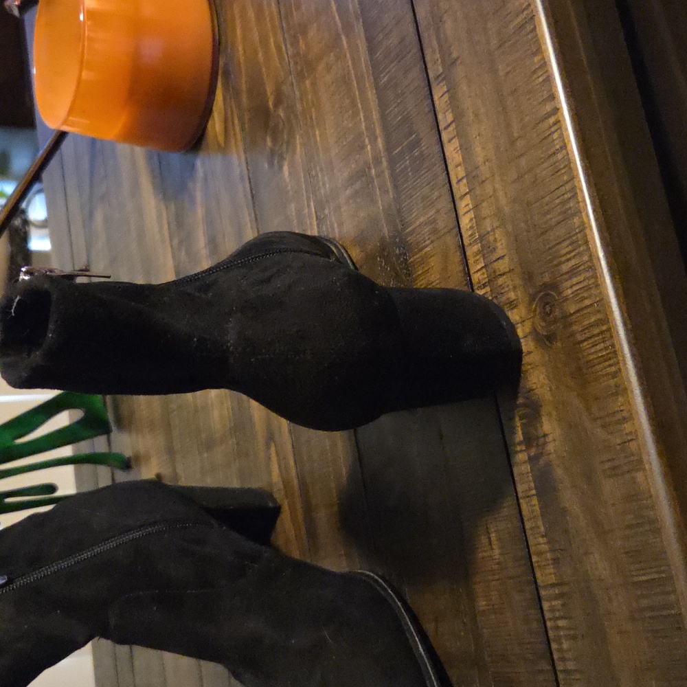 Marc Fisher 8M Booties Like New - Picture 4 of 8